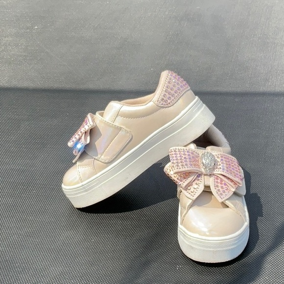Kurt Geiger Girls Light Pink Iridescent Bow Crystal Sneakers - Picture 3 of 8